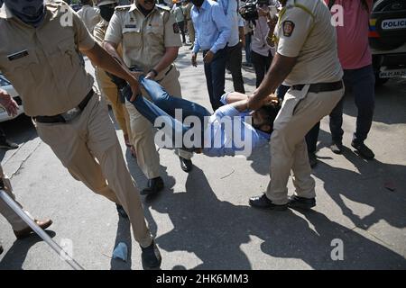 Mumbai, Inde.02nd févr. 2022.Les policiers ont emprisonné un partisan du Bharatiya Janata Party (BJP) pendant la manifestation.la manifestation a été contre le parti du Mumbai Pradesh Youth Congress qui était venu protester contre l'utilisation des logiciels espions Pegasus par le BJP (Bharatiya Janata Party).(Photo par Ashish Vaishnav/SOPA Images/Sipa USA) crédit: SIPA USA/Alay Live News Banque D'Images