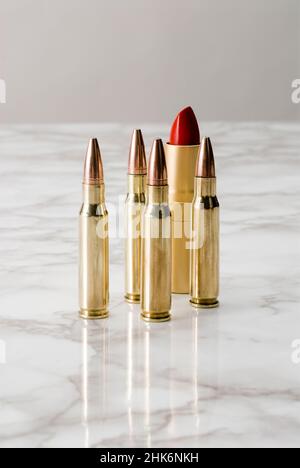 Ensemble de balles et un rouge à lèvres debout sur une surface en marbre Banque D'Images
