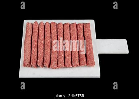 Cuisine turque Tekirdag ou inegol Meatballs.Divers boulettes de bœuf épicées faites maison kofta cru, boulettes de bœuf cru faites sur fond noir. Banque D'Images