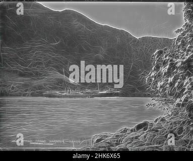 Inspiré par Pango-Pango (sic) Harbour - Samoa, Burton Brothers studio, studio de photographie, juillet 1884, Dunedin, Photographie en noir et blanc, estran rocailleux avec feuillage au premier plan droit, mer avec deux navires à mâts et entonnoir, fumée qui s'en échappe, face à droite. Descendez sur le bateau avec les gens, repensé par Artotop. L'art classique réinventé avec une touche moderne. Conception de lumière chaleureuse et gaie, de luminosité et de rayonnement de lumière. La photographie s'inspire du surréalisme et du futurisme, embrassant l'énergie dynamique de la technologie moderne, du mouvement, de la vitesse et révolutionne la culture Banque D'Images