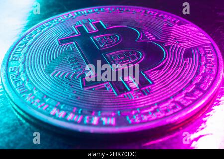 bitcoin crypto-monnaie néon bleu rose lumière Banque D'Images