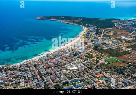 Vue aérienne, Cala Millor avec plage de sable dans la baie de Badia de son Servera, Majorque, Europe, Iles Baléares, Espagne,Iles Baléares, ES, gastronomie Banque D'Images