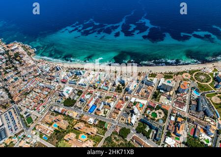 Vue aérienne, Cala Millor avec plage de sable dans la baie de Badia de son Servera, Majorque, Europe, Iles Baléares, Espagne,Iles Baléares, ES, gastronomie Banque D'Images