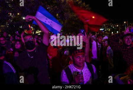 Tegucigalpa, Honduras.27th janvier 2022.Les partisans de Xiomara Castro célèbrent après son investiture présidentielle.Xiomara Castro est la première femme à devenir présidente du Honduras, au pouvoir avec le Parti DE LA BALANCE (Libertad y Refundación) a proposé des réformes sociales pour son mandat.(Photo de Camilo Freedman/SOPA Images/Sipa USA) crédit: SIPA USA/Alay Live News Banque D'Images