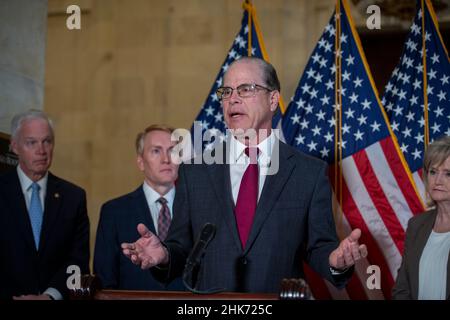 Le sénateur américain Mike Braun (républicain de l'Indiana) fait des remarques lors d'une conférence de presse sur les politiques frontalières entre les États-Unis et le Mexique de l'Administration Biden, dans l'édifice Russell Senate Office à Washington, DC, le mercredi 2 février 2022.Crédit : Rod Lamkey/CNP/MediaPunch Banque D'Images