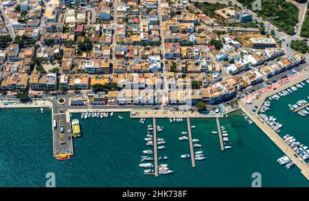 Vue aérienne, maisons de vacances et bâtiments résidentiels avec des amarres de bateau dans le port de Portocolom, Felanitx, Iles Baléares, Majorque, Baléares est Banque D'Images