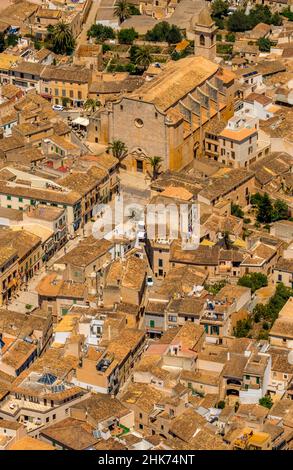 Vue aérienne, vieille ville et église de Sant Andreu à Santanyí, Europe, Iles Baléares, Espagne, Vieille ville,Vue sur la vieille ville, lieu de culte, ES, Faith com Banque D'Images