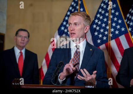 Washington, États-Unis d'Amérique.02nd févr. 2022.Le sénateur américain James Lankford (républicain de l'Oklahoma) fait des remarques lors d'une conférence de presse sur les politiques frontalières entre les États-Unis et le Mexique de l'Administration Biden, dans l'édifice du Sénat Russell à Washington, DC, le mercredi 2 février 2022.Crédit: Rod Lamkey/CNP/Sipa USA crédit: SIPA USA/Alay Live News Banque D'Images