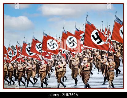 Sturmabteilung sa troupes propagande d'époque Nazis German Sturmabteilung sa troupes marchant avec les drapeaux nazis Swastika au rassemblement nazi de Nuremberg Allemagne 1933.Utilisé comme titre pour le film de propagande Triumph of the Wvolonté (Triumph des Willens) un film de 1935 réalisé par Leni Riefenstahl. Banque D'Images