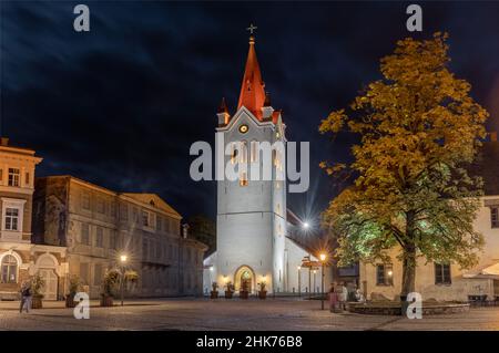 Ancienne église Saint-Jean illuminée la nuit située dans la ville lettone de Cesis Banque D'Images