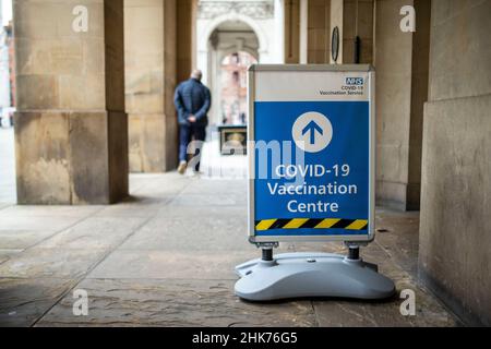 Manchester, Royaume-Uni.02nd févr. 2022.Vue sur un centre de vaccination Covid-19.Les cas de Covid-19 ont diminué de façon exponentielle depuis le début de l'année autour du Grand Manchester avec la diminution des mesures de Covid.Crédit : SOPA Images Limited/Alamy Live News Banque D'Images