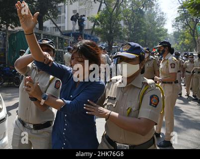 Mumbai, Inde.02nd févr. 2022.Des policiers ont emprisonné un partisan du Bharatiya Janata Party (BJP) pendant la manifestation.la manifestation a été contre le parti du Mumbai Pradesh Youth Congress qui était venu protester contre l'utilisation de Pegasus Spyware par le BJP (Bharatiya Janata Party).Crédit : SOPA Images Limited/Alamy Live News Banque D'Images