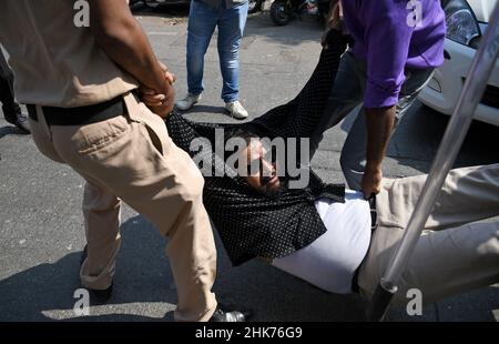 Mumbai, Inde.02nd févr. 2022.Un policier a été témoin d'avoir arrêté un partisan du Bharatiya Janata Party (BJP) pendant la manifestation.la protestation a été contre le parti du Mumbai Pradesh Youth Congress qui était venu pour protester contre l'utilisation de Pegasus Spyware par le BJP (Bharatiya Janata Party).Crédit : SOPA Images Limited/Alamy Live News Banque D'Images