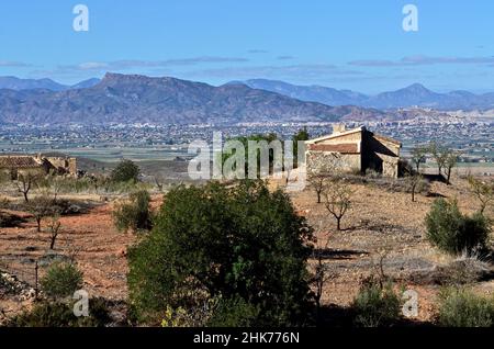 En dehors des portes de la ville, ruines en face de la ville avec château, ville avec forteresse, Lorca, Murcia, Espagne Banque D'Images