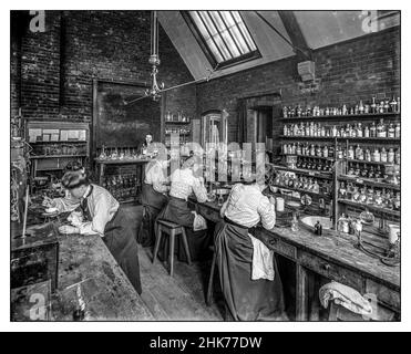 Archive Education années 1900 femmes de premier cycle au travail dans le laboratoire de Girton College, Cambridge University UK, vers 1900 Banque D'Images