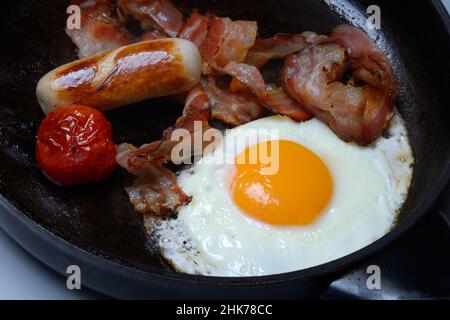 Œuf frit, bacon frit et saucisses dans la poêle Banque D'Images