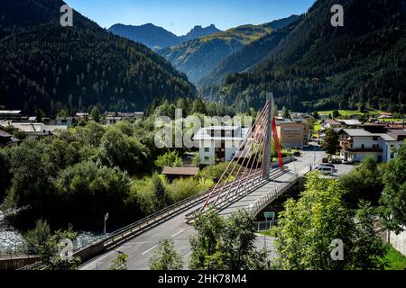 Pont sur la rivière Lech dans le village de Bach, Lechtal, Vorarlberg, Autriche Banque D'Images