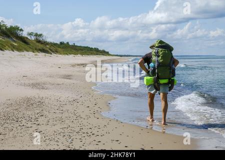 Région de Kaliningrad, mer Baltique, Russie, 5 août 2021.Une randonnée le long de la mer.Un homme avec un grand sac à dos.Une promenade touristique le long de la côte de mer Banque D'Images