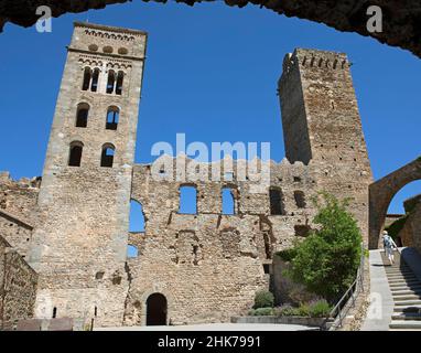 Clocher et tour de défense dans le monastère de Sant Pere de Rodes, Costa Brava, Catalogne, Espagne Banque D'Images