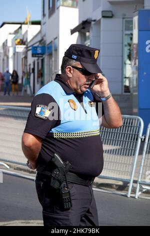 Police locale armée des îles canaries à bord d'un téléphone cellulaire à playa blanca Lanzarote Iles Canaries Espagne Banque D'Images