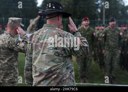 Yavoriv, Ukraine.2nd févr. 2022.Le colonel de l'armée américaine TIM CLEVELAND, l'un des co-directeurs de Rapid Trident 2019 (RT19) et le conseiller du joint multinational Training Group-Ukraine,Et le colonel OLKSANDR ZHAKUN, l'autre co-directeur pour RT19 et commandant adjoint du commandement opérationnel Ouest, saluent les soldats des pays participants lors de la cérémonie d'ouverture RT19, du 13 au 28 septembre 2019, à l'Interna Banque D'Images