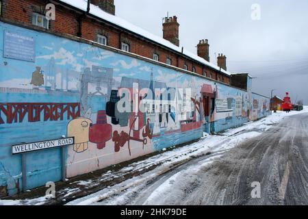 The Wellington Road / Harwich Mural commandé par la société Harwich dans la ville historique de Harwich & Dovercourt, Royaume-Uni.La neige couvre la rue après une tempête de neige Banque D'Images