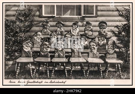 1930s Allemagne nazie sous-tons racistes stéréotype juif caractéristiques humour allemand propagande avec des sculptures en bois d'une communauté d'habitants certains avec stéréotype antisémite stéréotype caricatures juives sculptures sur le dos d'un groupe de chaises en bois à Schirlenhof France Alsace Allemagne « Un GROUPE COLORÉ D'HABITANTS DANS la carte postale de SCHIRLENHOF Banque D'Images