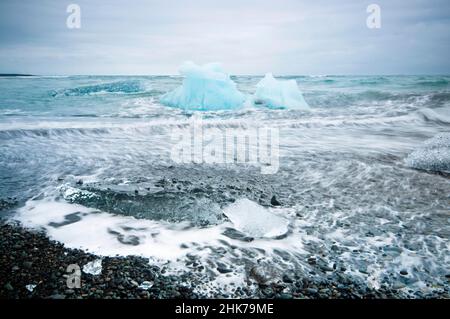 Morceaux de glace sur la plage de la lave noire Plage de Diamant, Joekulsarlon, Austurland, Islande Banque D'Images