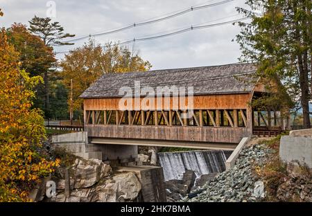 Pont couvert du Vermont, Quechee CV, Hartford, Vermont, États-Unis, VT, États-Unis, rivière Ottauquechee et chutes Banque D'Images