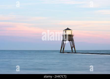 Une chaussée traverse la mer du Nord vers le phare victorien de Dovercourt, photographié juste avant le coucher du soleil.Harwich & Dovercourt, Essex Nord Banque D'Images