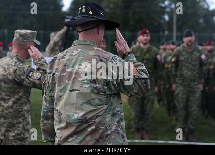 Yavoriv, Ukraine.2nd févr. 2022.Le colonel de l'armée américaine TIM CLEVELAND, l'un des co-directeurs de Rapid Trident 2019 (RT19) et le conseiller du joint multinational Training Group-Ukraine,Et le colonel OLKSANDR ZHAKUN de l'armée ukrainienne, l'autre co-directeur pour RT19 et commandant adjoint du commandement opérationnel Ouest, saluent les soldats des pays participants lors de la cérémonie d'ouverture de RT19, au maintien de la paix international Banque D'Images