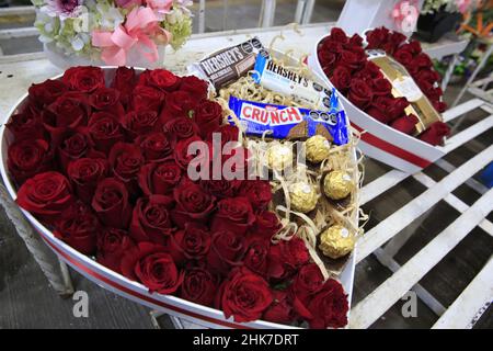 Les fleuristes du marché de la Jamaïque, situé au sud-est du centre-ville de Mexico, offrent une variété de roses, ornements et arrangements floraux en forme de Banque D'Images