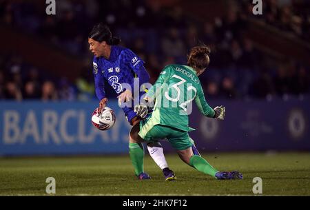 Sophie Baggaley, gardien de but de Manchester United, fait tomber Sam Kerr de Chelsea et est ensuite envoyée lors du match de demi-finale de la FA Women's Continental Tires League Cup à Kingsmeadow, Londres.Date de la photo: Mercredi 2 février 2022. Banque D'Images