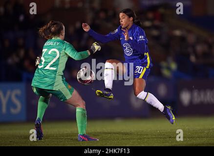 Sophie Baggaley, gardien de but de Manchester United, fait tomber Sam Kerr de Chelsea et est ensuite envoyée lors du match de demi-finale de la FA Women's Continental Tires League Cup à Kingsmeadow, Londres.Date de la photo: Mercredi 2 février 2022. Banque D'Images