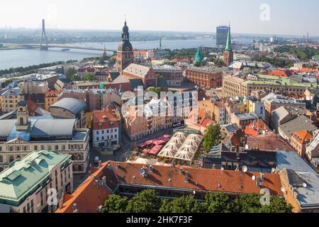Vue depuis l'église Saint-Pierre de Daugava et la vieille ville, Riga, Lettonie, Riga, Lettonie Banque D'Images