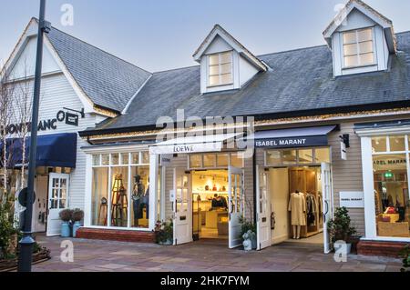 Bicester Village, Oxfordshire début d'après-midi fin février 2022.Peu de clients sont là. Banque D'Images