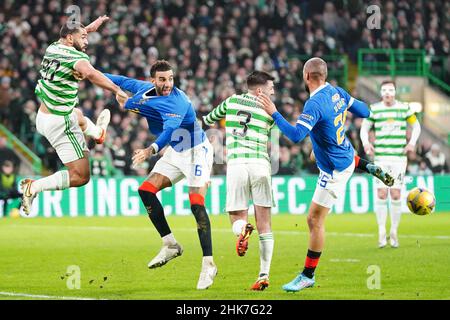 Cameron carter-Vickers (à gauche) du Celtic et Connor Goldson des Rangers se battent pour le ballon lors du match cinch Premiership au Celtic Park, Glasgow.Date de la photo: Mercredi 2 février 2022. Banque D'Images