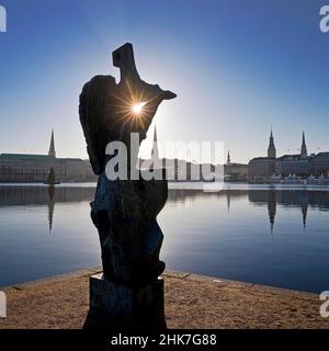 Le Windsbraut sur le lac de l'Alster intérieur par Hans Martin Ruwoldt avec l'horizon de la ville, Hambourg, Allemagne Banque D'Images