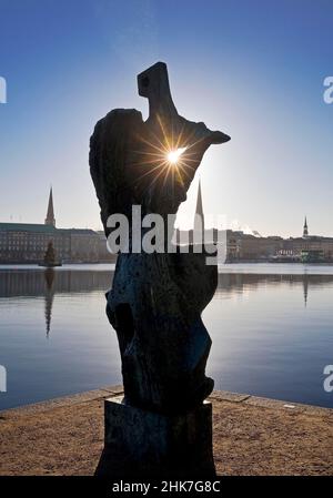 Le Windsbraut sur le lac de l'Alster intérieur par Hans Martin Ruwoldt avec l'horizon de la ville, Hambourg, Allemagne Banque D'Images