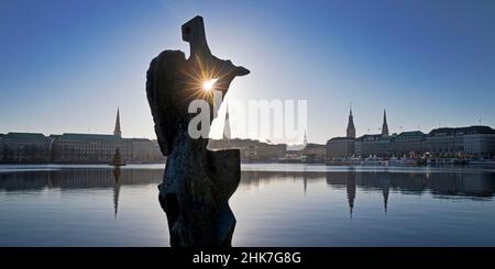 Le Windsbraut sur le lac de l'Alster intérieur par Hans Martin Ruwoldt avec l'horizon de la ville, Hambourg, Allemagne Banque D'Images