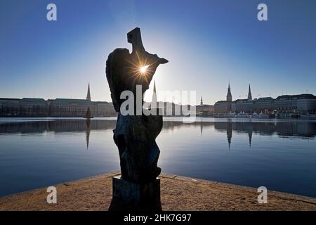 Le Windsbraut sur le lac de l'Alster intérieur par Hans Martin Ruwoldt avec l'horizon de la ville, Hambourg, Allemagne Banque D'Images