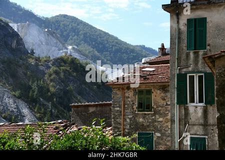 Village de montagne de Colonnata dans la zone de carrières de marbre de Carrara, Toscane, Italie Banque D'Images