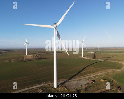 48Mpx éoliennes en champ ensoleillé Banque D'Images