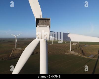 48Mpx éoliennes en champ ensoleillé Banque D'Images