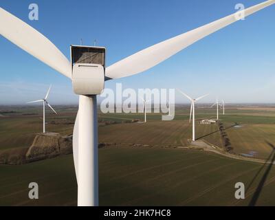 48Mpx éoliennes en champ ensoleillé Banque D'Images