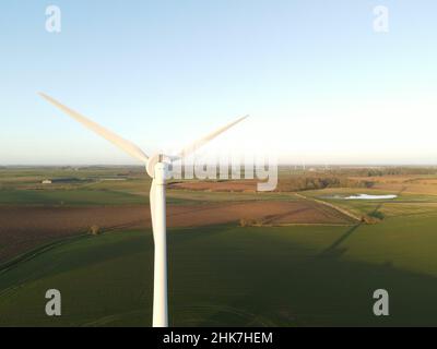 48Mpx éoliennes en champ ensoleillé Banque D'Images