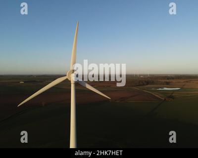 48Mpx éoliennes en champ ensoleillé Banque D'Images