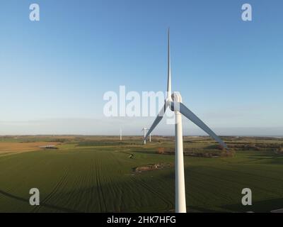 48Mpx éoliennes en champ ensoleillé Banque D'Images