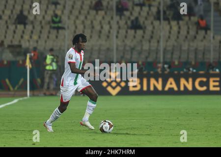 CAMEROUN, Yaoundé, 02 février 2022 - Issa Kabore, du Burkina Faso, ballon de contrôle lors de la coupe d'Afrique des Nations, joue du demi-match final entre le Burkina Faso et le Sénégal au Stade Ahmadou Ahidjo, Yaoundé, Cameroun, 02/02/2022/ photo de SF Banque D'Images