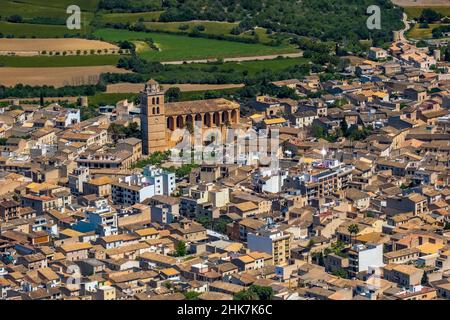 Vue aérienne, Eglise paroissiale Parròquia Sant Joan Baptista, vue sur la ville de Muro, Majorque, Iles Baléares, Iles Baléares,Espagne, lieu de culte, ES, EUR Banque D'Images